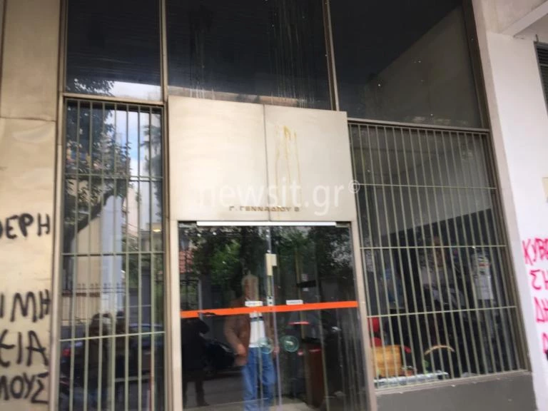 Άγνωστοι πέταξαν αυγά και έγραψαν συνθήματα στα γραφεία της ΚΕΔΕ (Εικόνες)